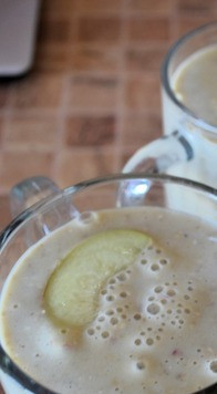 1. Этап. Смузи с нектарином и бананом: Разлить смузи по стаканам. Половину нектарина нарезать. Украсить смузи дольками нектарина.