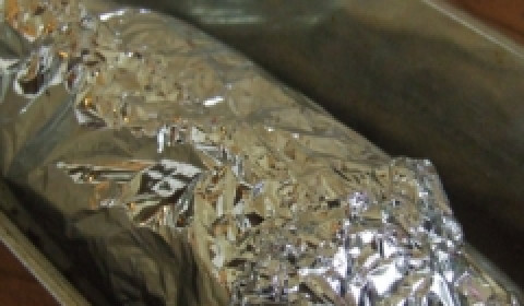 1. Этап. Скумбрия в фольге: Лист фольги смажьте небольшим количеством растительного масла, выложите на него рыбу и плотно заверните.