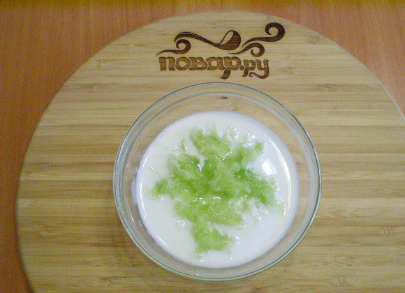 1. Этап. Кефир с огурцом: Добавляем огурец в кефир.