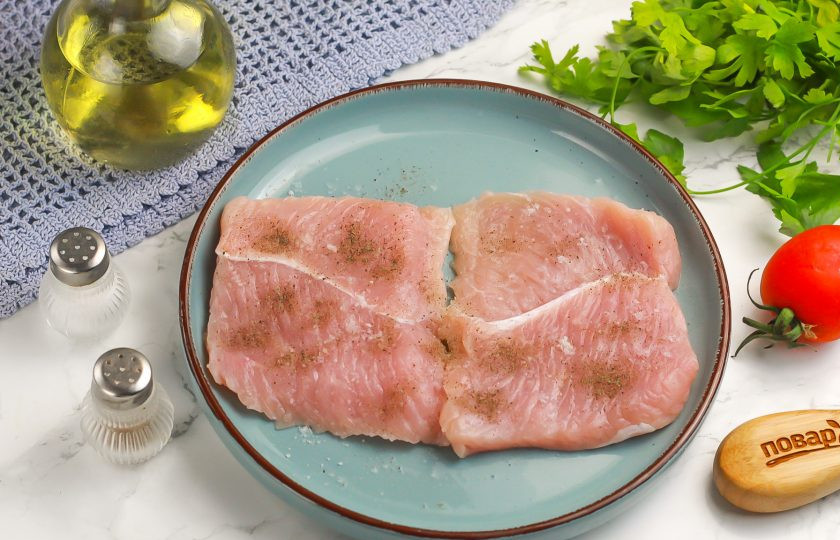 1. Этап. Жареная индейка со свеклой: Нарежьте филе индейки на порционные части и посолите их, поперчите. По желанию — можно немного отбить кулинарным молоточком, если толщина мяса превышает 1 см.