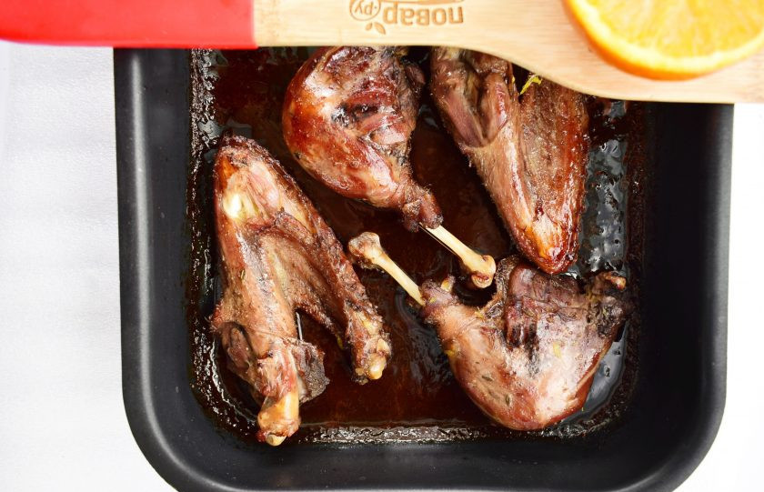 1. Этап. Утка в глинтвейн-маринаде: Полейте апельсиновым соком, когда маринад выпарится наполовину, и запекайте еще 15 минут.