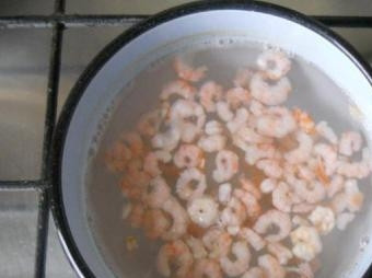 1. Этап. Салат с креветками и китайской капустой: Для салата нам нужны креветки и чтобы они успели остыть к моменту подачи салата, сварим их в первую очередь. Кидаем креветки в кипящую воду и варим буквально минуты 3-4.