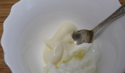 1. Этап. Салат Новогоднее настроение: В чаше соединить майонез с йогуртом, выдавить чеснок и перемешать.