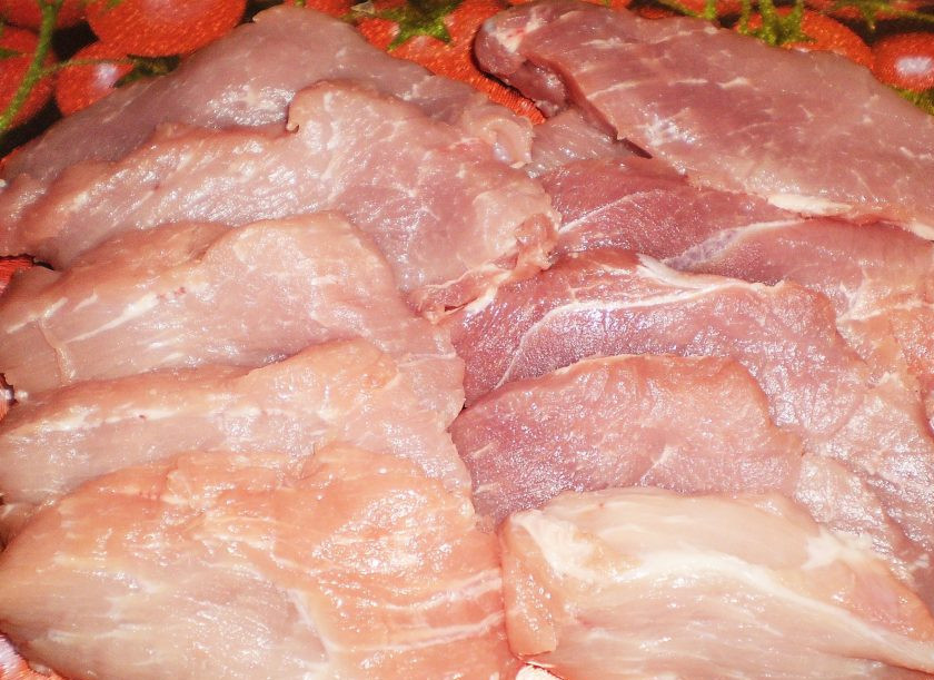 1. Этап. Свинина (отбивная, жаренная на сковороде в кляре): 2. Нарезаем мясо на кусочки толщиной не более 1 сантиметра. Солить и приправлять будем перед отправкой в кляр. А еще лучше все специи добавить в сам кляр.