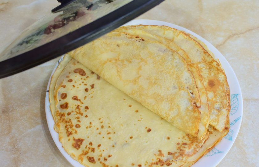 1. Этап. Блинные рулеты с рыбой: Выкладывайте их на тарелку друг на друга. Можно накрыть крышкой, чтобы они пропарились. Так они останутся мягкие.