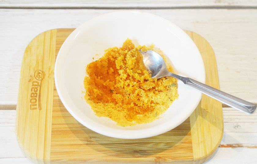 1. Этап. Хрустящие свиные отбивные с абрикосом: 1. Панировочные сухари смешайте с маслом.