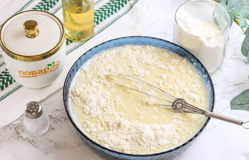 1. Этап. Блины с джемом на сметане: Всыпьте пшеничную муку и вмешайте ее аккуратно, чтобы не образовались комочки. Затем влейте растительное масло и перемешайте, оставьте на 15-20 минут в покое.