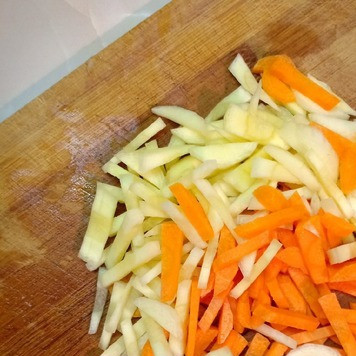 1. Этап. Легкий овощной суп с курицей: Морковь крупно натереть на терке или нарезать в произвольной форме.