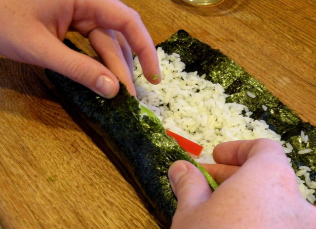 1. Этап. Постные роллы: 4. Аккуратно и плотно сверните ролл. Можно это делать при помощи бамбукового коврика.