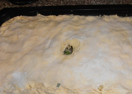 1. Этап. Кубете (пирог с мясом и картофелем): 8. Накройте вторым пластом теста. Плотно залепите края, а в центре сделайте небольшую дырочку. Через нее нужно будет в процессе запекания вливать бульон, чтобы начинка была сочной.