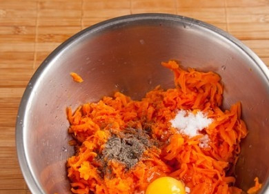 1. Этап. Морковные котлеты без манки: Морковь очистите и промойте. Натрите её на крупной тёрке. К моркови добавьте соль, перец и яйцо.