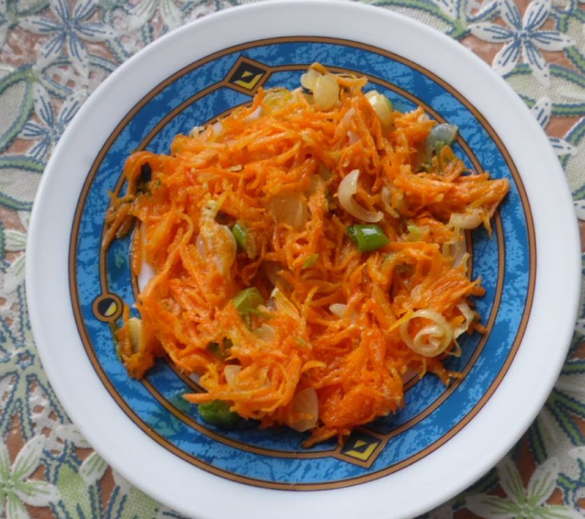 1. Этап. Грибной суп с капустой: Лук обжариваем на растительном масле до мягкости, добавляем тертую морковь, жарим 5 минут.