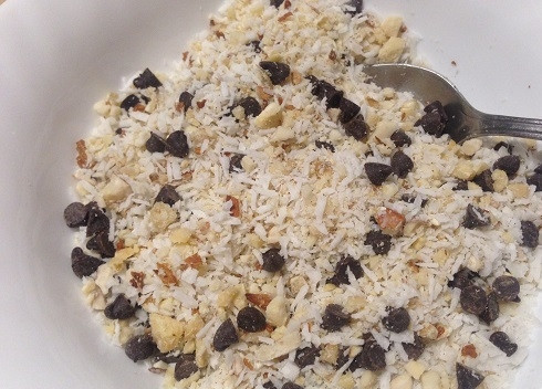 1. Этап. Легкое печенье с кокосом, орехами и шоколадом: 3. Смешиваем кокосовую стружку, шоколад и орехи.