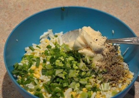 1. Этап. Тарталетки с начинкой: Для начинки отварим и охладим яйца. Нарезаем яйца маленькими кубиками, мелко нарезаем зеленый лук. Добавим к яйцам и луку измельченный чеснок, майонез, горчицу, соль и перец по вкусу. Перемешаем.