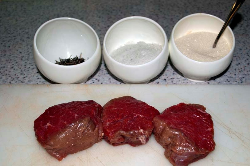 1. Этап. Медальоны из телятины: Первым делом мы очищаем мясо от пленок и нарезаем его на медальоны, у меня их получилось три штуки.