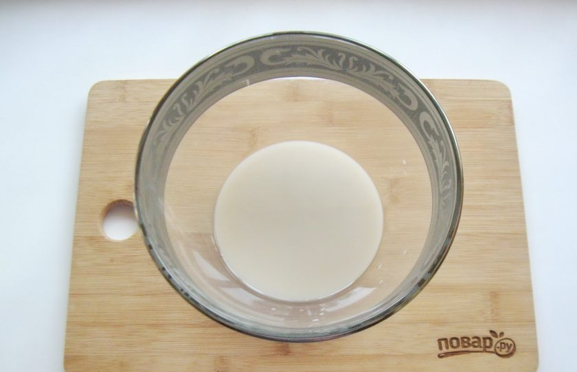 1. Этап. Саратовский калач: В дрожжи добавьте 130 мл. теплой воды и перемешайте.