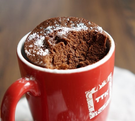 1. Этап. Кекс в микроволновке за 5 минут: Готовому кексу в микроволновке за 5 минут дайте остыть, потом посыпьте сахарной пудрой — и можете подавать прямо в кружках. Приятного чаепития!