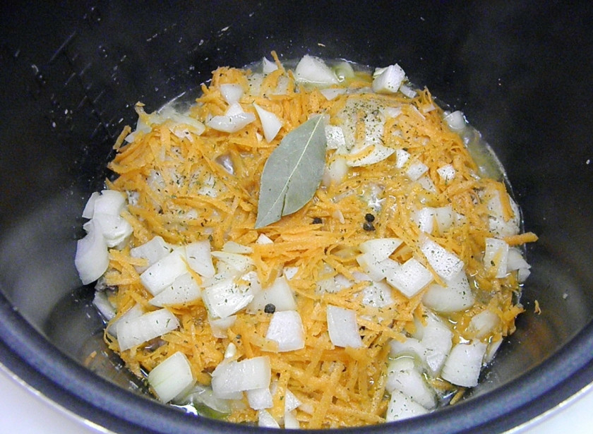 1. Этап. Подлива из курицы: К обжаренному мясу добавьте овощи, специи. Обжарьте все вместе пару минут.