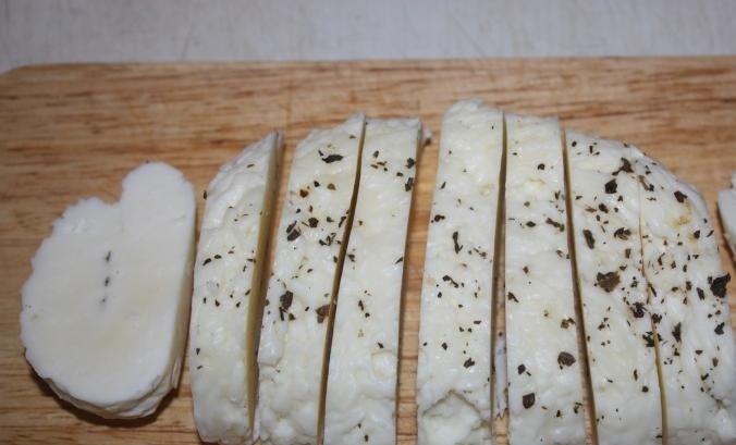 1. Stage. Halumi with sesame in garlic oil: Cut the halloumi into 1 cm wide slices.