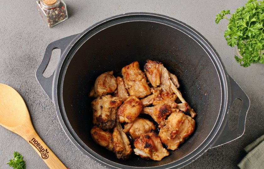 1. Этап. Лагман из кролика: Готовить желательно в любой посуде с толстым дном, у меня казан. Налейте масло, расколите его, выложите нарезанное мясо, посолите и тушите до мягкости. В процессе можно подливать немного воды, но когда кролик будет готов, дайте всей жидкости выпариться, а мясо подрумяньте.