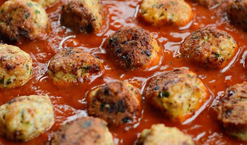 1. Этап. Митболы из курицы с сыром: 5. После этого освободите сковороду. Влейте в неё соус, а затем вновь выложите мясные шарики.