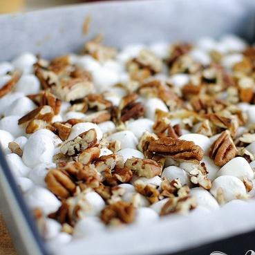 1. Этап. Шоколадные пирожные с орехами и суфле: 6. Посыпать сверху мини-суфле. Вернуть в духовку, выпекать в течение 3 минут. Вынуть из духовки и посыпать поджаренными орехами пекан.