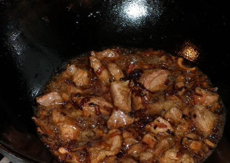 1. Этап. Плов с картошкой: 2. Мясо вымыть, обсушить и нарезать средними кусочками. В рецепт приготовления плова с картошкой можно использовать говядину, баранину, свинину и даже курицу. Обжарить мясо до появления аппетитной корочки.