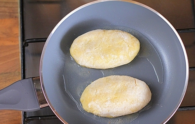 1. Этап. Картофляники с грибами: 6. Разогрейте растительное (можно добавить чуточку сливочного) масло, выложите картофляники на сковороду.