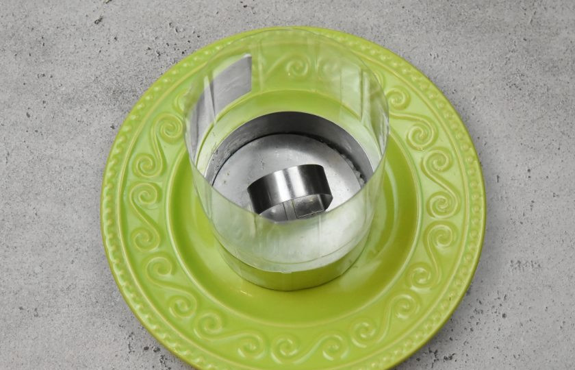 1. Этап. Пасхальный салат с консервированным лососем: Чтобы салат держал форму важно хорошо утрамбовывать слои.