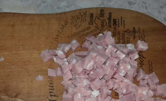 1. Этап. Салат Незабываемая нежность: Ветчину нарезаем мелкими кубиками.