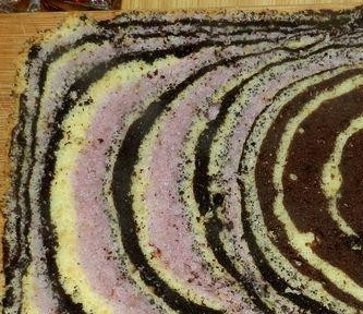 1. Этап. Пляцки украинские: Получается такой корж, разрезаем его на 2 пластины.