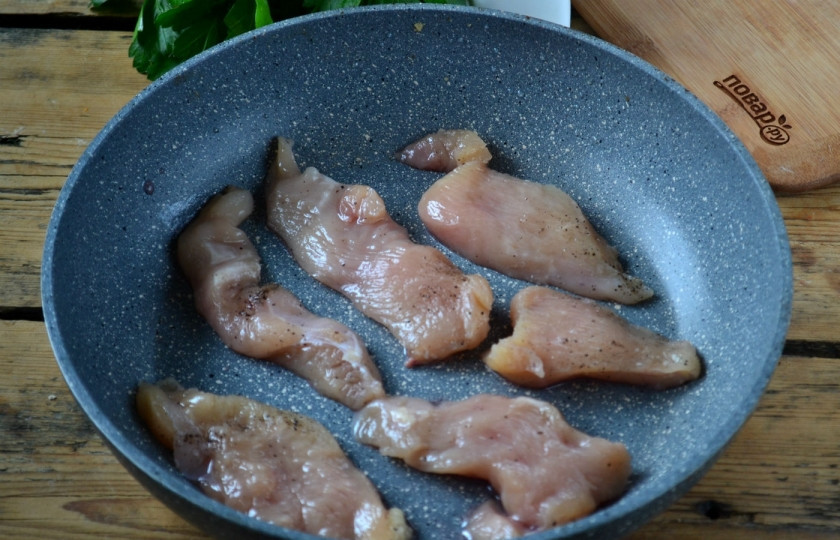 1. Этап. Лангет из индейки: Выложите куски индейки на сковороду с небольшим количеством масла. Жарьте на большом огне до золотистой корочки.