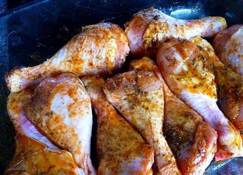 1. Этап. Голени куриные в духовке: Куриные голени тщательно очистим и помоем, затем обсушим. Выложим в маринад, перемешаем и отправим в холодильник минимум на 1-1,5 часа.