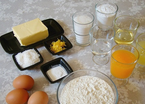 1. Этап. Лимонник пирог: Вот наши ингредиенты. Заранее снимем цедру с лимона и выдавим сок из лимонов и апельсина.