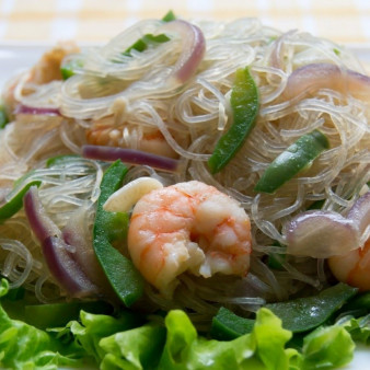 Стеклянная вермишель с креветками и соусом