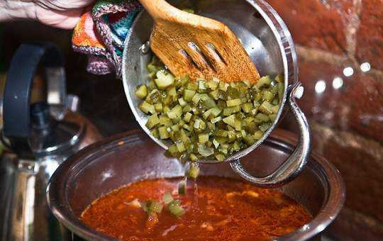 1. Этап. Вкусный рассольник: Затем добавьте огурцы вместе с водой. И вновь доведите всё до кипения.