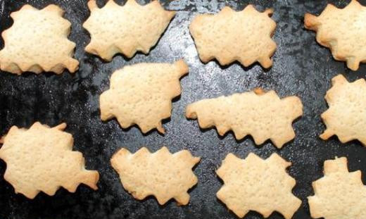 1. Этап. Печенье без молока: Выкладываем нарезанные печенья на противень, застеленный бумагой или слегка смазанный растительным маслом. Выпекаем в духовке, разогретой до 180 градусов минут 15-20. Главное - не передержите печенья в духовке, не засушите. Время выпекания зависит от толщины сделанных вами печений, ну и от духовки.