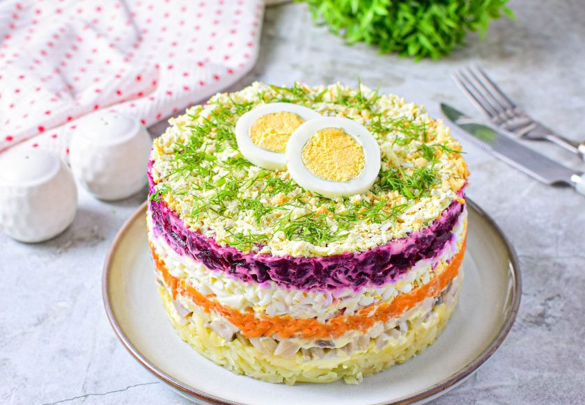 1. Этап. Салат Сельдь под шубой: Украсьте салат на свой вкус.