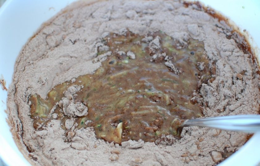 1. Этап. Шоколадный пирог с кабачком: 4. Соедините сухие ингредиенты с влажными и перемешайте.