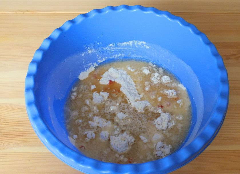 1. Этап. Кексики на Новый год Крысы: В чашу с сухими ингредиентами добавьте содержимое стакана. Перемешайте. Включите духовку на 180 градусов.