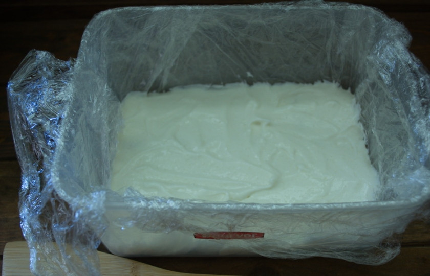 1. Этап. Клубнично-творожный торт без выпечки: На слой печенья выложите 50% крема.