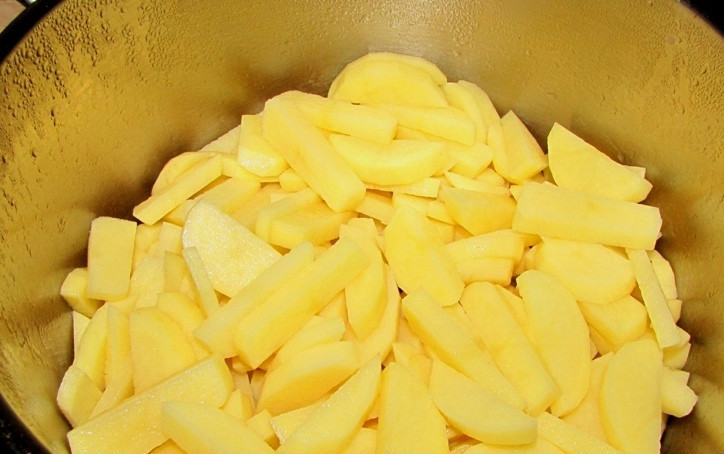 1. Этап. Соус из баранины с картошкой: Перекладываем нарезанный картофель в кастрюлю к мясу.