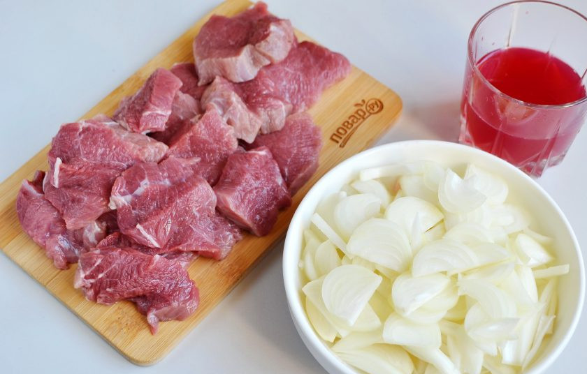 1. Этап. Говядина в гранатовом соке: 2. Репчатый лук очистите и порежьте полукольцами. Из граната отожмите сок (я порезала гранат на две половинки и просто руками придавила, сок процедила через ситечко). Говядину порежьте поперек волокон небольшими кусочками, по возможности удалите жилки.