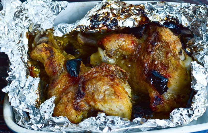 1. Этап. Куриные ножки с черносливом: Отправьте форму в разогретую до 190 градусов духовку на 1 час, затем откройте фольгу и еще готовьте ножки 20 минут.
