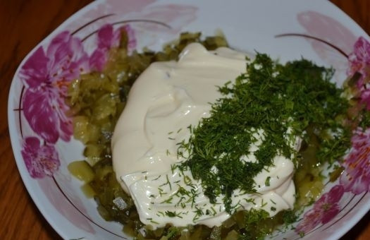 1. Этап. Картофляники из сырой картошки: 11. Вот и весь секрет, как приготовить картофляники из сырой картошки. Подавать к столу их можно со сметаной или домашним соусом. Один из таких вариантов - майонез, зелень и соленый огурчик. Очень вкусно!