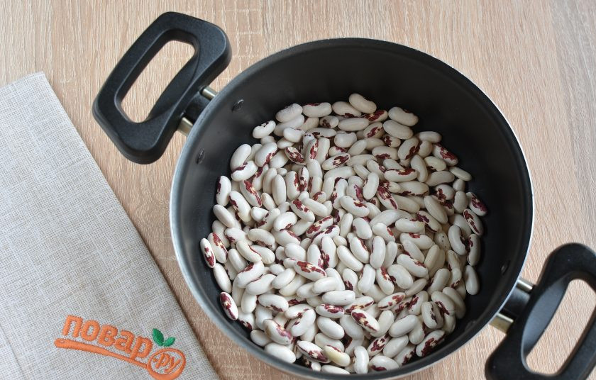 1. Этап. Борщ с лимоном: 1. Сначала нужно подготовить фасоль. Промойте ее тщательно под проточной водой, залейте холодной водой и оставьте на 2 часа.