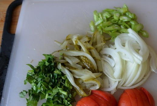 1. Этап. Салат Портфолио: Лук чистим, режем тонкими стрелками, маринованный огурец тонкими полосками. Черешковый сельдерей полосками или полумесяцами. Помидор режем дольками. Измельчаем зелень.