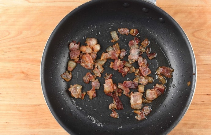 1. Этап. Мини-киш с беконом: Бекон нарежьте небольшими кусочками. Затем обжарьте в сковороде в течение 6 минут или до золотистой корочки.