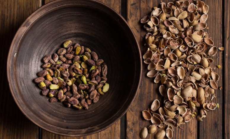 1. Этап. Фунтовый кекс: Очистите фисташки.