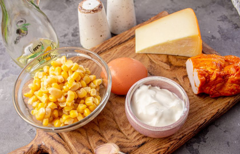 1. Этап. Салат с яичными блинчиками, копчёной курицей и кукурузой: Подготовьте все необходимые ингредиенты. Вместо куриного копченого филе можете взять другое, доступное копченное мясо птицы. Сыр выберите вкусный, который вам нравится.